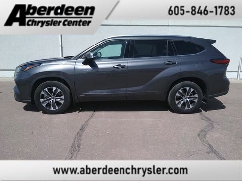 Used 2021 Toyota Highlander XLE AWD/4WD image 1