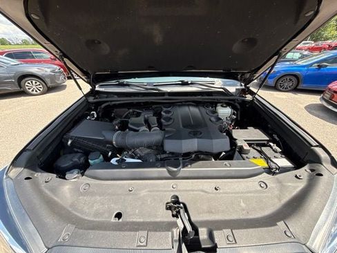 Used 2018 Toyota 4Runner SR5 AWD/4WD image 2