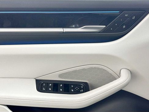 Certified 2025 Porsche Macan Electric image 18