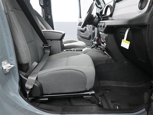 New 2025 Jeep Gladiator Sport image 18