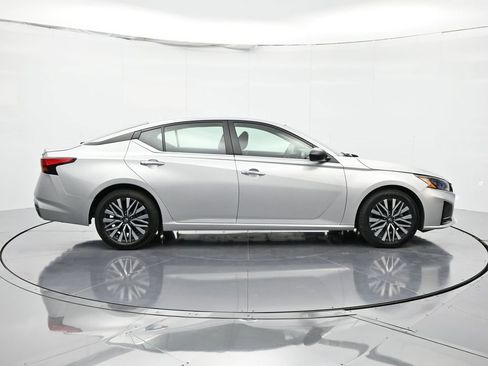 Used 2024 Nissan Altima 2.5 SV image 4