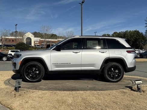 New 2025 Jeep Grand Cherokee Altitude image 4