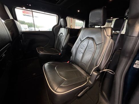 Used 2025 Chrysler Pacifica Limited FWD image 28