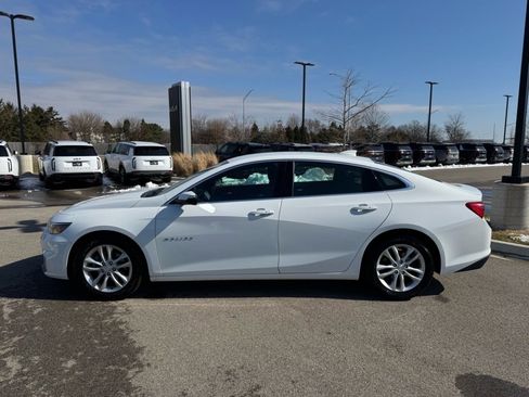 Used 2017 Chevrolet Malibu LT image 3
