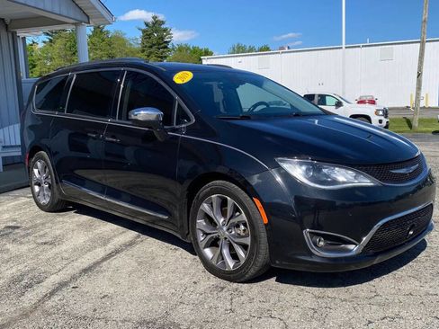 Used 2019 Chrysler Pacifica Limited w/ Tire & Wheel Group FWD image 7