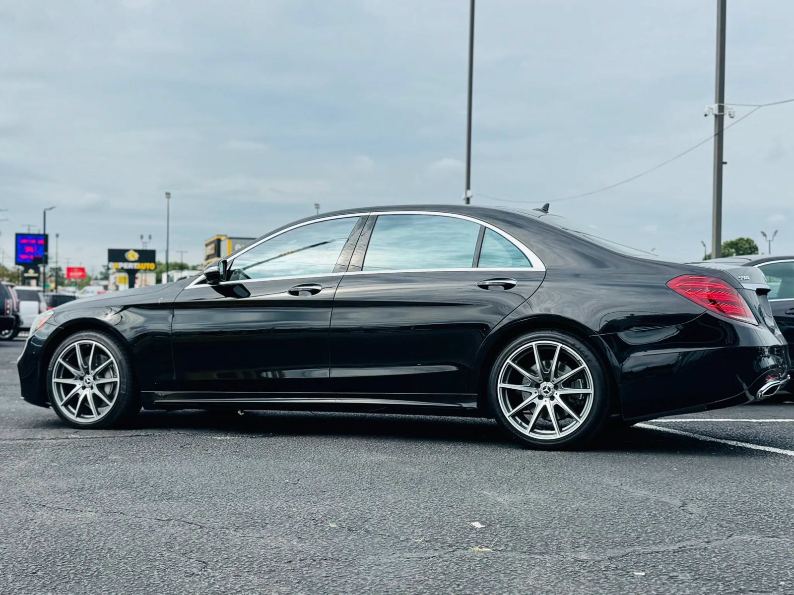 Used 2019 Mercedes-Benz S 560 Sedan w/ AMG Line Exterior image 3