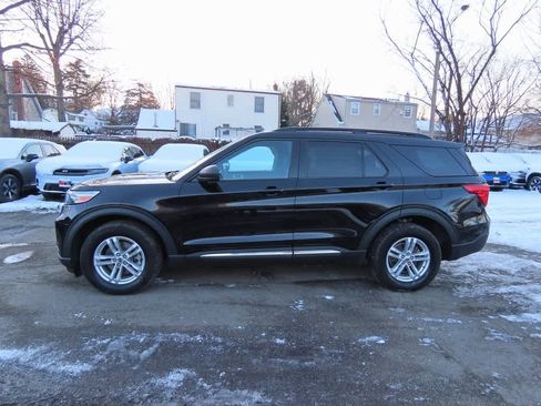 Used 2022 Ford Explorer XLT image 3