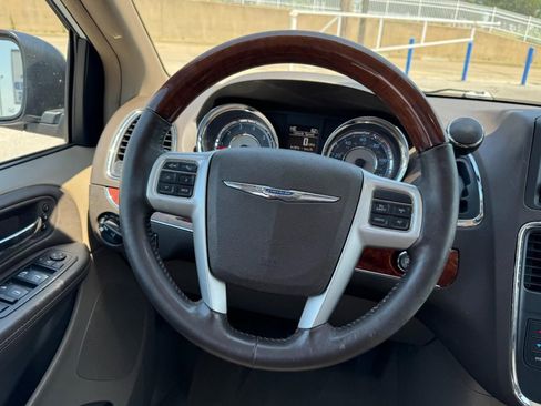 Used 2014 Chrysler Town & Country Limited w/ Luxury Group FWD image 15