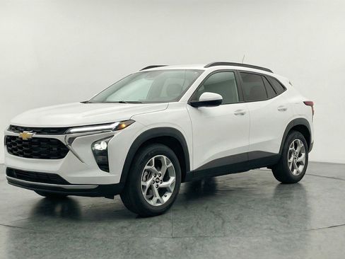 Used 2025 Chevrolet Trax LT w/ LT Convenience Package FWD image 3