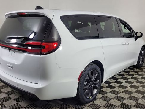 New 2026 Chrysler Pacifica Select image 7