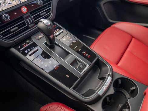 Used 2025 Porsche Macan image 21