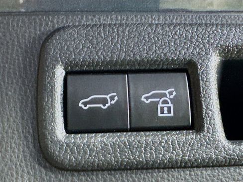 Used 2022 Toyota Venza LE image 30