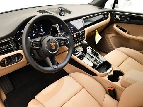 Certified 2026 Porsche Macan AWD/4WD image 4