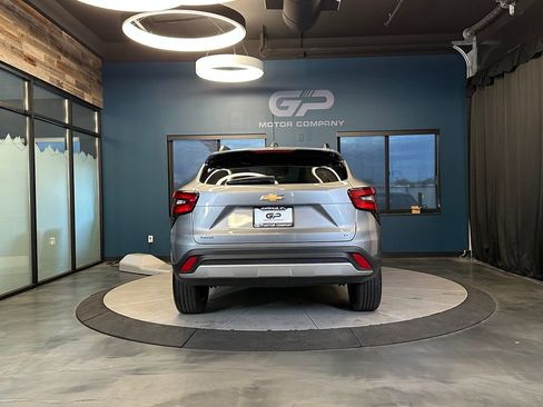 Used 2025 Chevrolet Trax LT w/ LT Convenience Package image 4