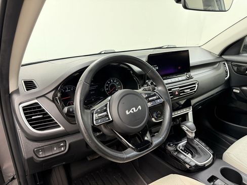 Used 2023 Kia Seltos SX w/ SX Sunroof Package image 11