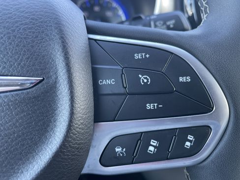 Used 2024 Chrysler Pacifica Touring-L image 39