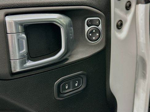 Used 2025 Jeep Wrangler Unlimited Rubicon image 15