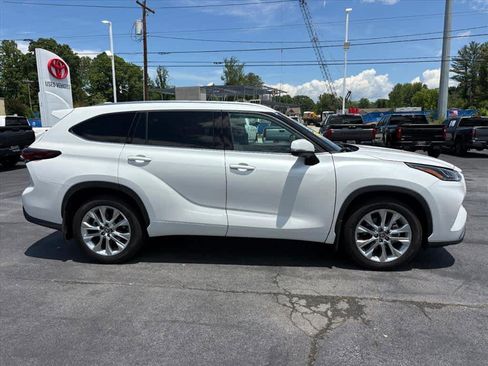 Used 2024 Toyota Highlander Limited AWD/4WD image 2