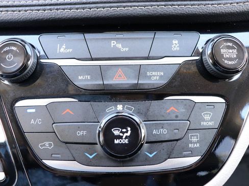 Used 2024 Chrysler Pacifica Limited FWD image 42