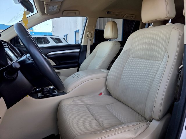 Used 2016 Toyota Highlander Plus FWD image 12