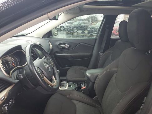 Used 2017 Jeep Cherokee Latitude w/ Cold Weather Group image 17