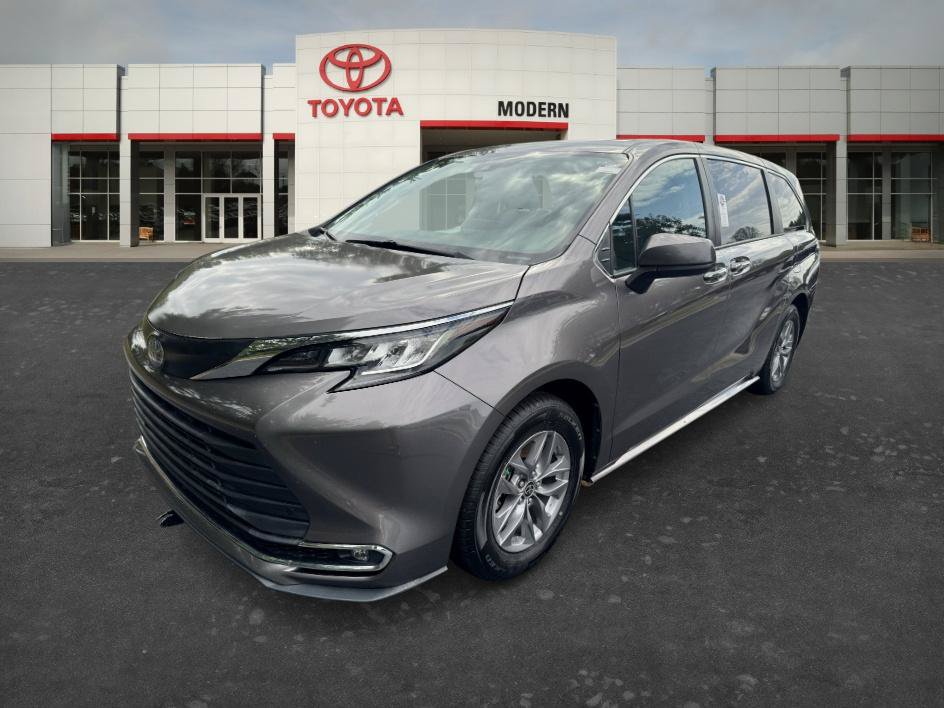Certified 2022 Toyota Sienna XLE FWD image 1