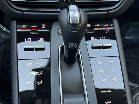 Certified 2025 Porsche Macan AWD/4WD image 32