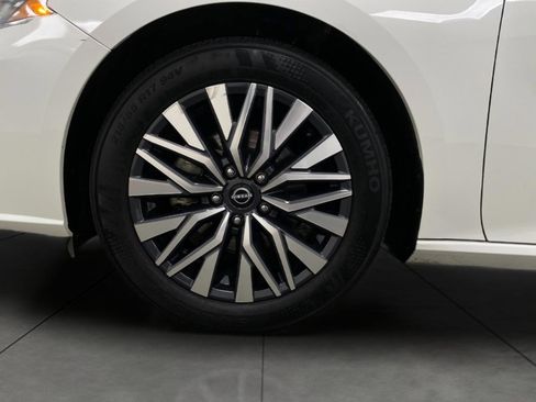 Used 2025 Nissan Altima 2.5 SV FWD image 12