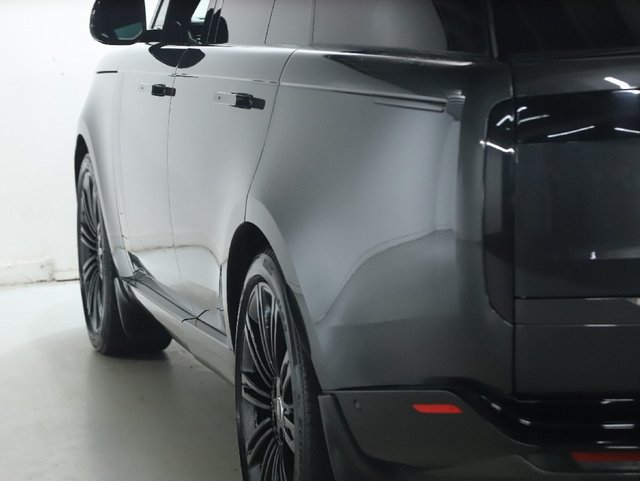 Used 2025 Land Rover Range Rover SE AWD/4WD image 6