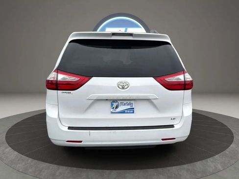 Used 2018 Toyota Sienna LE image 16