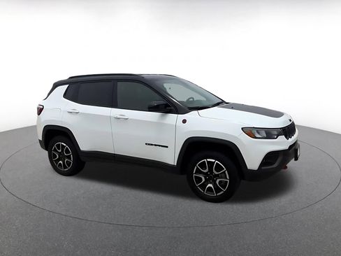 Used 2025 Jeep Compass Trailhawk AWD/4WD image 2