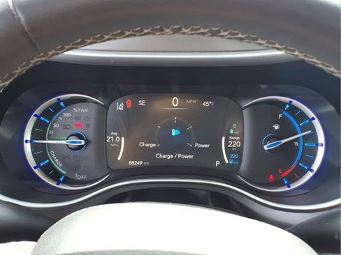 Used 2023 Chrysler Pacifica Touring-L FWD image 12