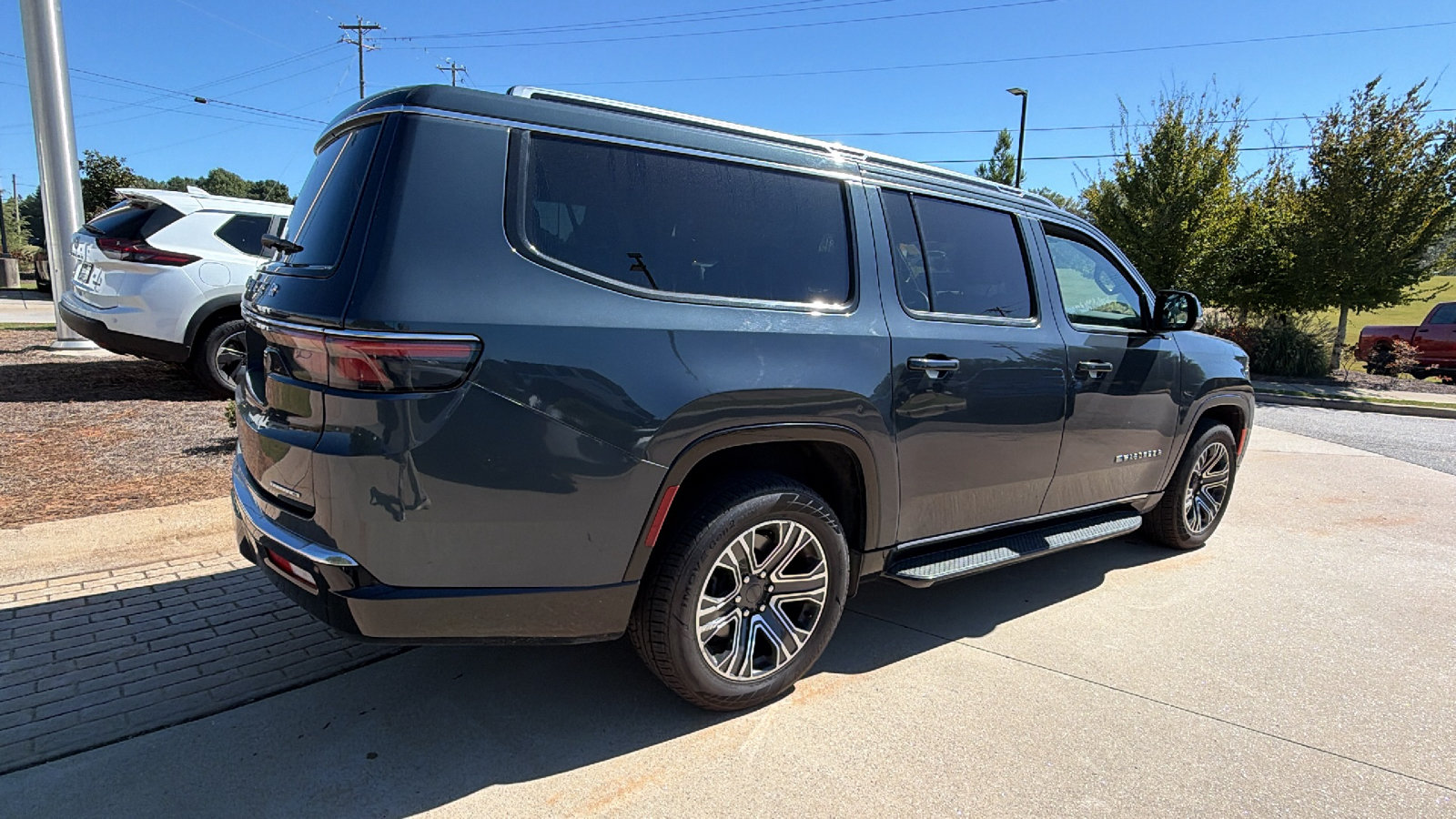 Used 2024 Jeep Wagoneer L Series II w/ Flexible Seating Group AWD/4WD image 8