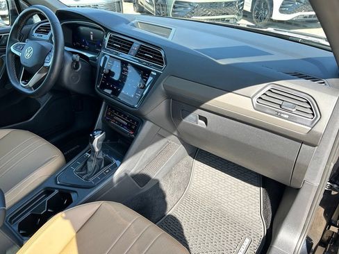 Certified 2024 Volkswagen Tiguan SE FWD image 36