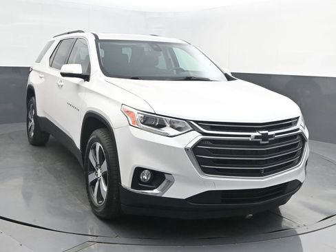 Used 2020 Chevrolet Traverse LT w/ LT Premium Package image 9
