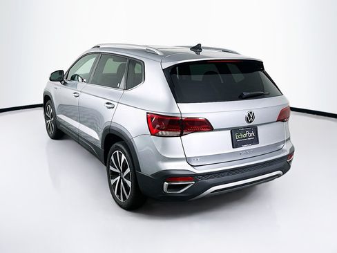 Used 2023 Volkswagen Taos SE w/ Panoramic Sunroof Package FWD image 5