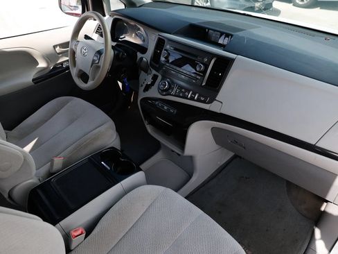 Used 2014 Toyota Sienna LE FWD image 25