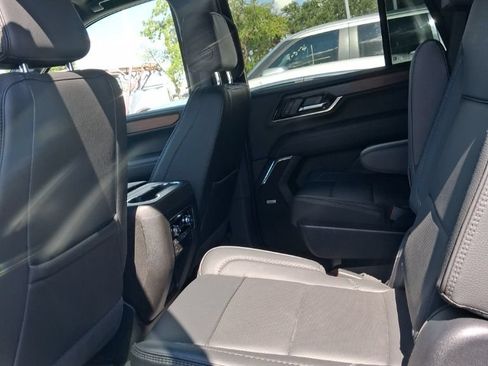 Used 2025 GMC Yukon Denali AWD/4WD image 6