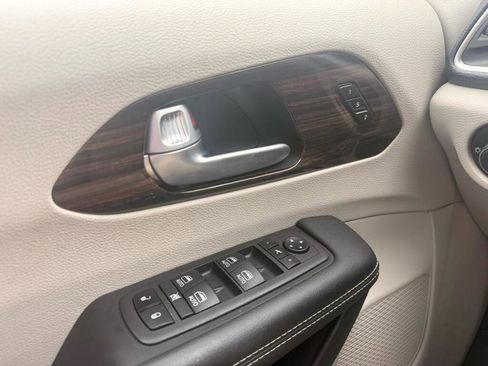 Used 2024 Chrysler Pacifica Limited image 18