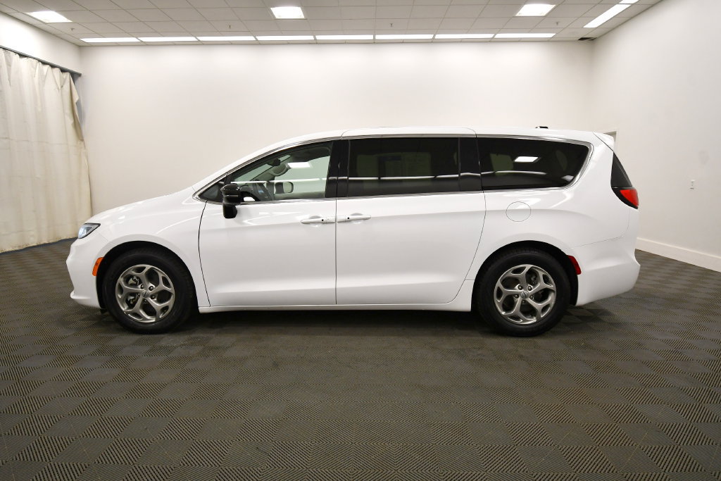 Used 2024 Chrysler Pacifica Limited FWD image 4