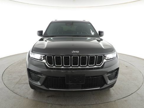 Used 2025 Jeep Grand Cherokee Laredo image 2