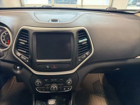 Used 2018 Jeep Cherokee Limited w/ Luxury Group AWD/4WD image 19