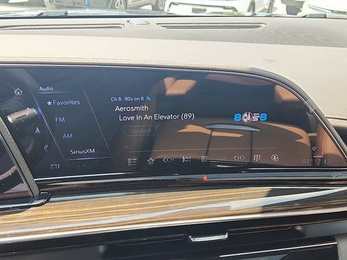 Used 2024 Cadillac Escalade Premium Luxury AWD/4WD image 18