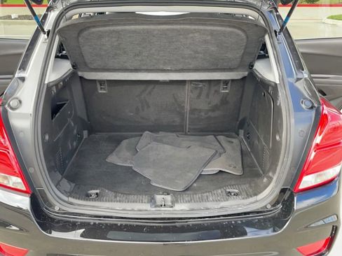 Used 2021 Chevrolet Trax LT w/ LT Convenience Package FWD image 9