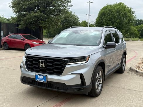 Used 2025 Honda Pilot Sport image 1