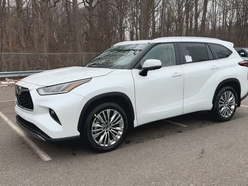 New 2026 Toyota Highlander Platinum image 4