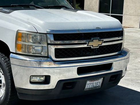 Used 2011 Chevrolet Silverado 2500 LT w/ Interior Plus Package AWD/4WD image 13