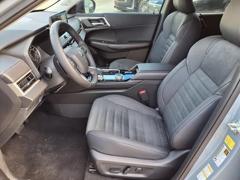 Used 2025 Mitsubishi Outlander AWD image 13
