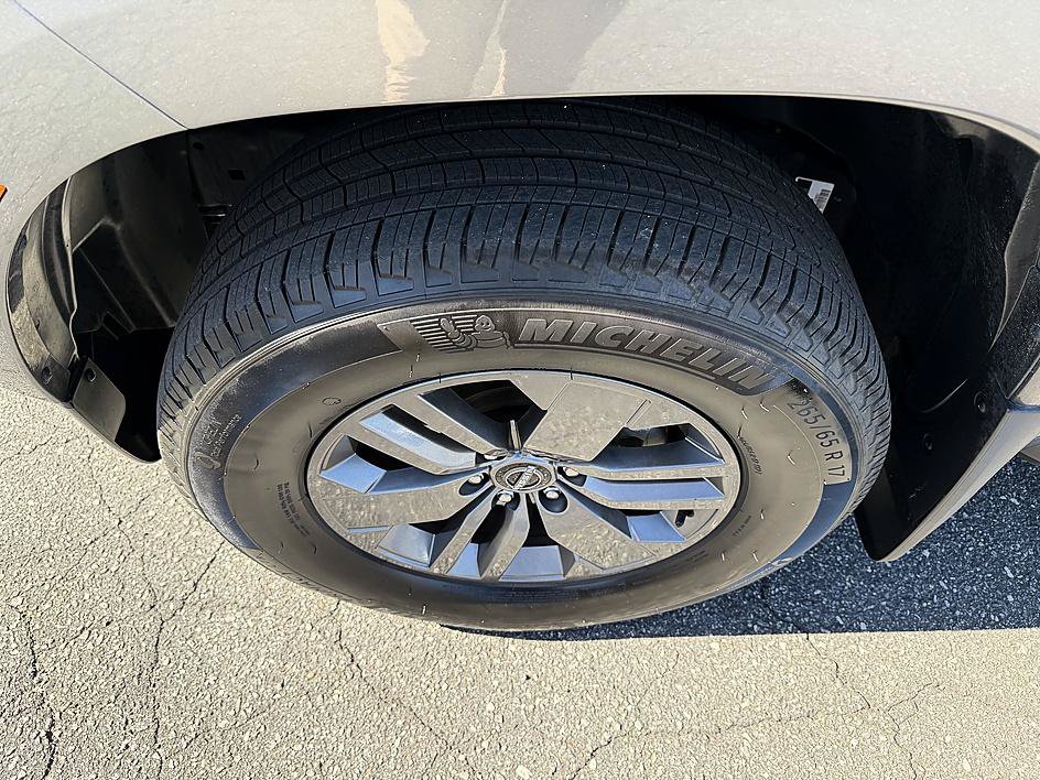 Used 2025 Nissan Frontier SV AWD/4WD image 14
