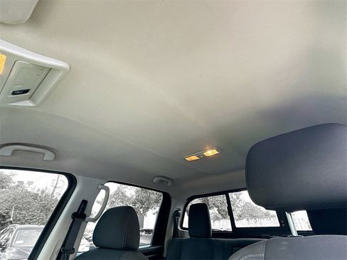 Used 2019 Nissan Titan SV w/ SV Convenience Package image 23